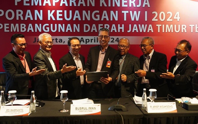 Direksi Bank Jatim kompak memborong saham perseroan. Hal ini dilakukan lantaran jajaran direksi optimistis kinerja Bank Jatim akan positif di 2024. 