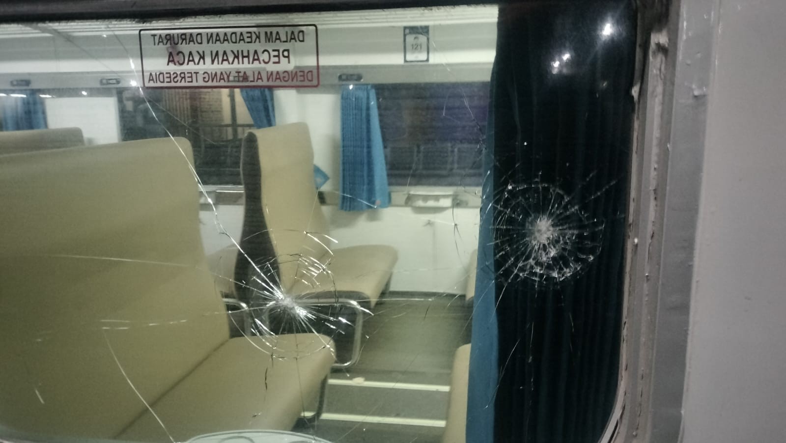 Kaca Kereta Pasundan Dilempar Batu, KAI Ingatkan Ada Ancaman Pidana Seumur Hidup. (Foto: Dok. KAI)