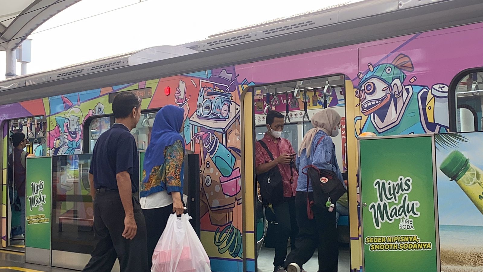 Pemprov DKI Jakarta menetapkan tarif khusus sebesar Rp1 dan menambah jam operasional untuk layanan angkutan umum Transjakarta, MRT Jakarta, dan LRT.