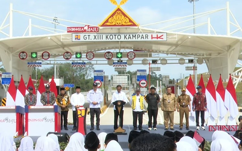 Presiden Jokowi meresmikan Jalan Tol Pekanbaru-Padang ruas Bangkinang-Pangkalan, seksi Bangkinang-XIII Koto Kampar. (Setkab)