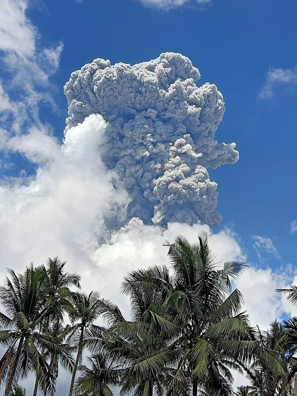 Gunung Ibu Erupsi Lagi, Terjadi Hujan Abu Bercampur Pasir Vulkanik. (Foto: Dok. BNPB)