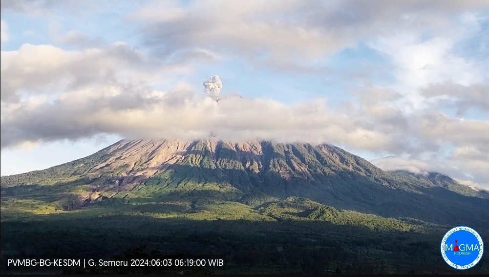 Gunung Semeru Lima Kali Erupsi Pagi Ini, Warga Diminta Menjauh hingga Radius 5 Km. (Foto Istimewa)