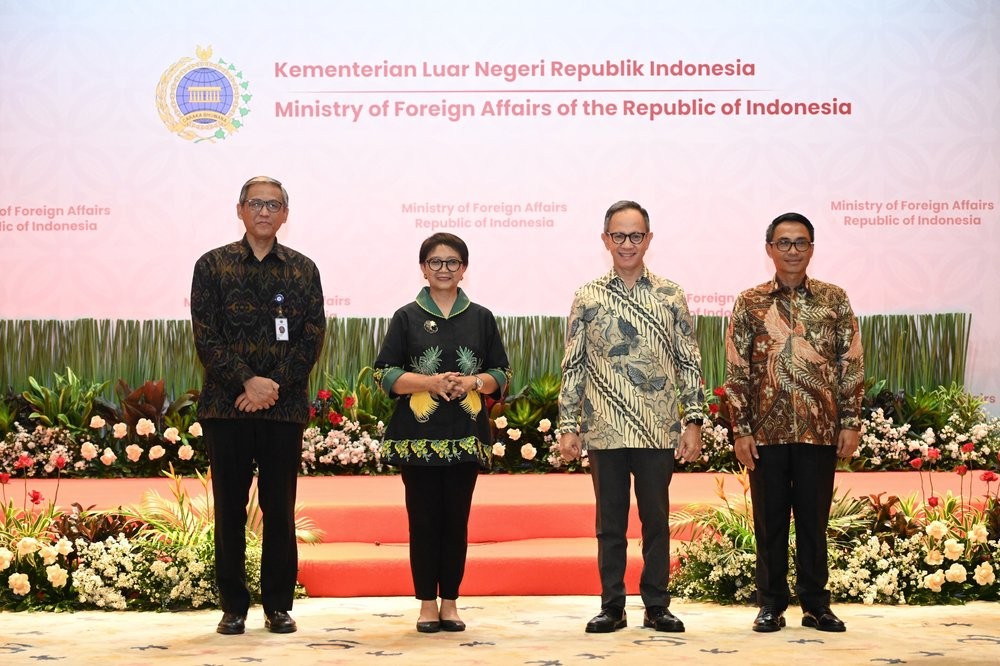 Perkuat Diplomasi Ekonomi, Kemlu Teken MoU dengan OJK dan Pos Indonesia. (Foto: Kemlu)