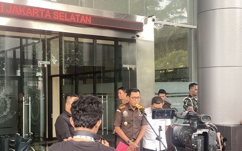 Kejagung melimpahkan dua tersangka kasus dugaan korupsi timah ke Kejari Jaksel. (Ari Sandita/MPI)