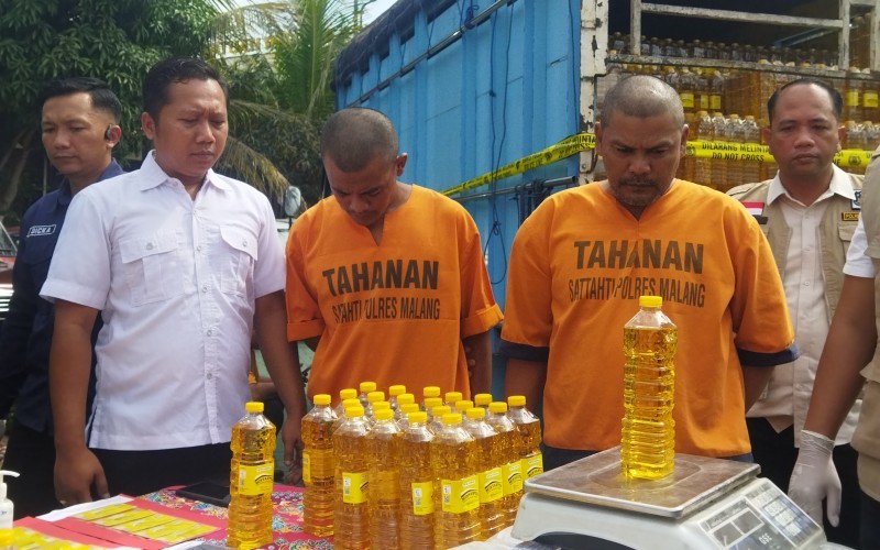 Polisi membongkar produksi minyak goreng ilegal dibongkar di Malang. (Avirista/MPI)