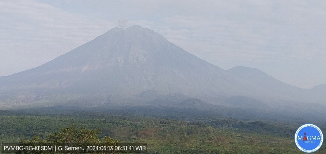 Gunung Semeru Erupsi Empat Kali Pagi Ini, Warga Diminta Menjauh Radius 13 Km (FOTO:Dok Ist)