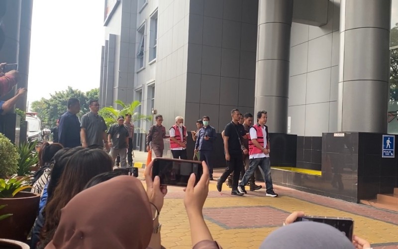 Kejagung melimpahkan 10 tersangka kasus dugaan korupsi timah ke Kejari Jaksel (Ari Sandita/MPI)