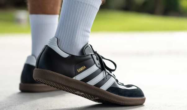 6 Cara Cek Sepatu Adidas ORI: Ini Perbedaannya dengan KW, Jangan Sampai Tertipu. (Foto: RunRepeat)