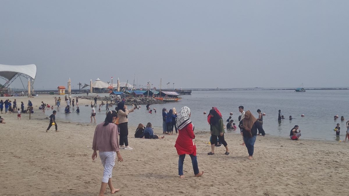 Ribuan Pengunjung Padati Ancol di Libur Idul Adha, Pantai Jadi Wisata Favorit. (Foto: Jonathan/MNC Media)