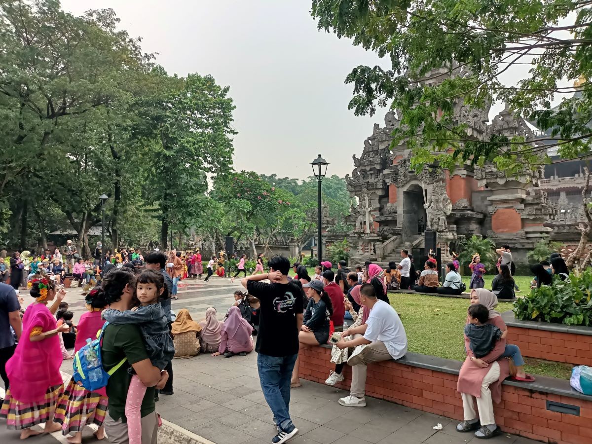 12 Ribu Pengunjung Serbu TMII untuk Saksikan Air Mancur Tirta Cerita. (Foto: Refi Sandi/MNC Media)