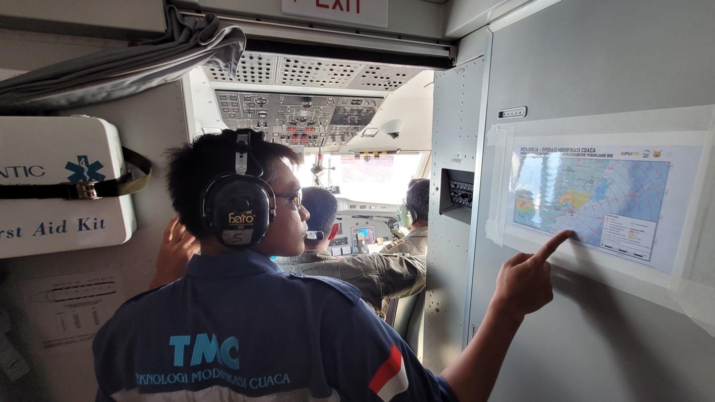BMKG melakukan Operasi Modifikasi Cuaca  untuk mencegah cuaca ekstrem saat PON XXI Aceh-Sumut.
