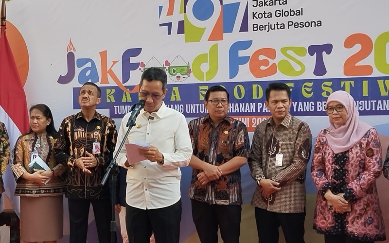 Penjabat (Pj) Gubernur DKI Jakarta Heru Budi Hartono menghadiri JakFood Fest 2024 di halaman parkir Pasar Induk Beras Cipinang (Carlos Roy Fajarta)