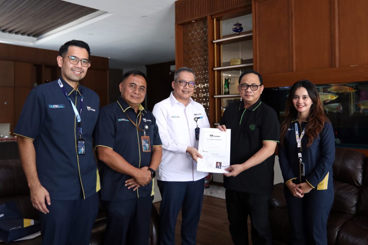 ASABRI Serahkan Manfaat Tabungan Hari Tua ke Komjen Pol (Purn) Gatot Eddy Pramono  (FOTO:Dok Ist)