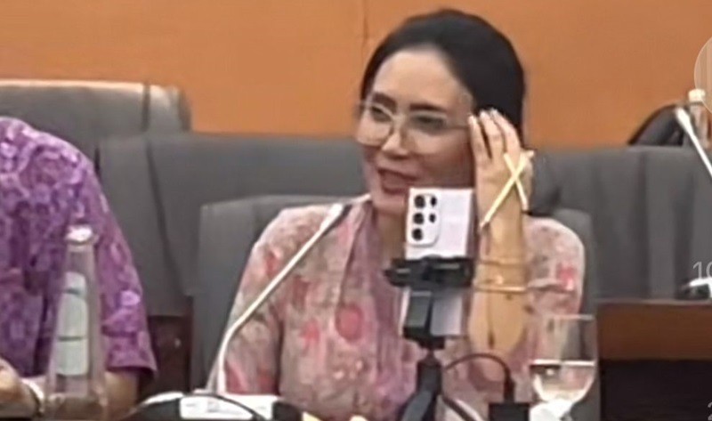 DPR Geram Indofarma (INAF) Utang ke Pinjol Pakai Nama Karyawan (foto TikTok @Riekediahp_official)