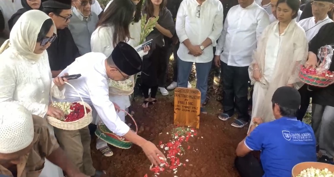 Eks Menteri BUMN Tanri Abeng Dimakamkan di Samping Pusara Istrinya. (Foto: Ari Sandita/MNC Media)