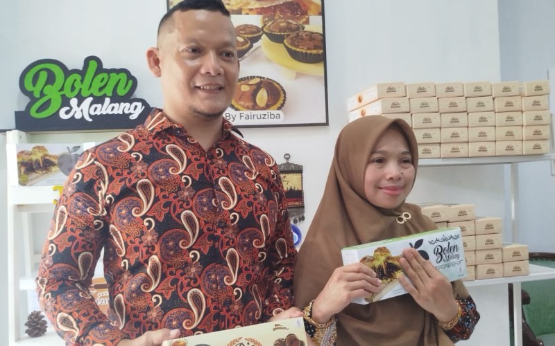 Pasutri Ismiati Solihah dan Sony Darmawan yang sukses membesarkan usahanya Bolen Malang hingga meraup cuan (Avirista Midadaa/MPI)