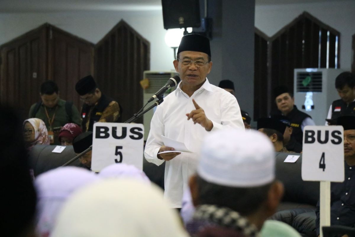 Menko PMK Sambut Kepulangan Jamaah Haji Kloter Pertama di Indonesia. (Foto: Dok. Kemenko PMK)