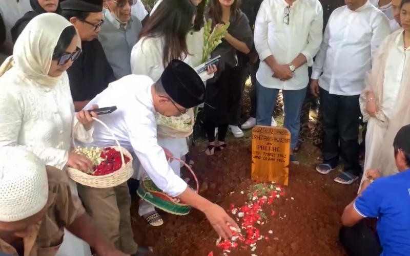 Isak tangis mewarnai pemakaman Menteri BUMN pertama Indonesia, Tanri Abeng.