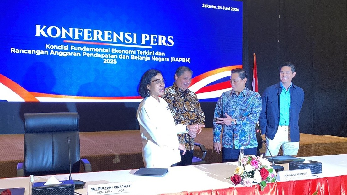 Sri Mulyani Hadirkan Thomas-Budisatrio Djiwandono Hadir dalam Paparan APBN 2025. (Foto Anggie/MPI)