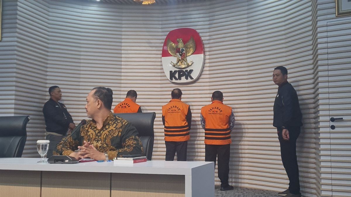 KPK Umumkan Tiga Tersangka Korupsi Truk Angkut Basarnas. (Foto: Jonathan/MNC Media)