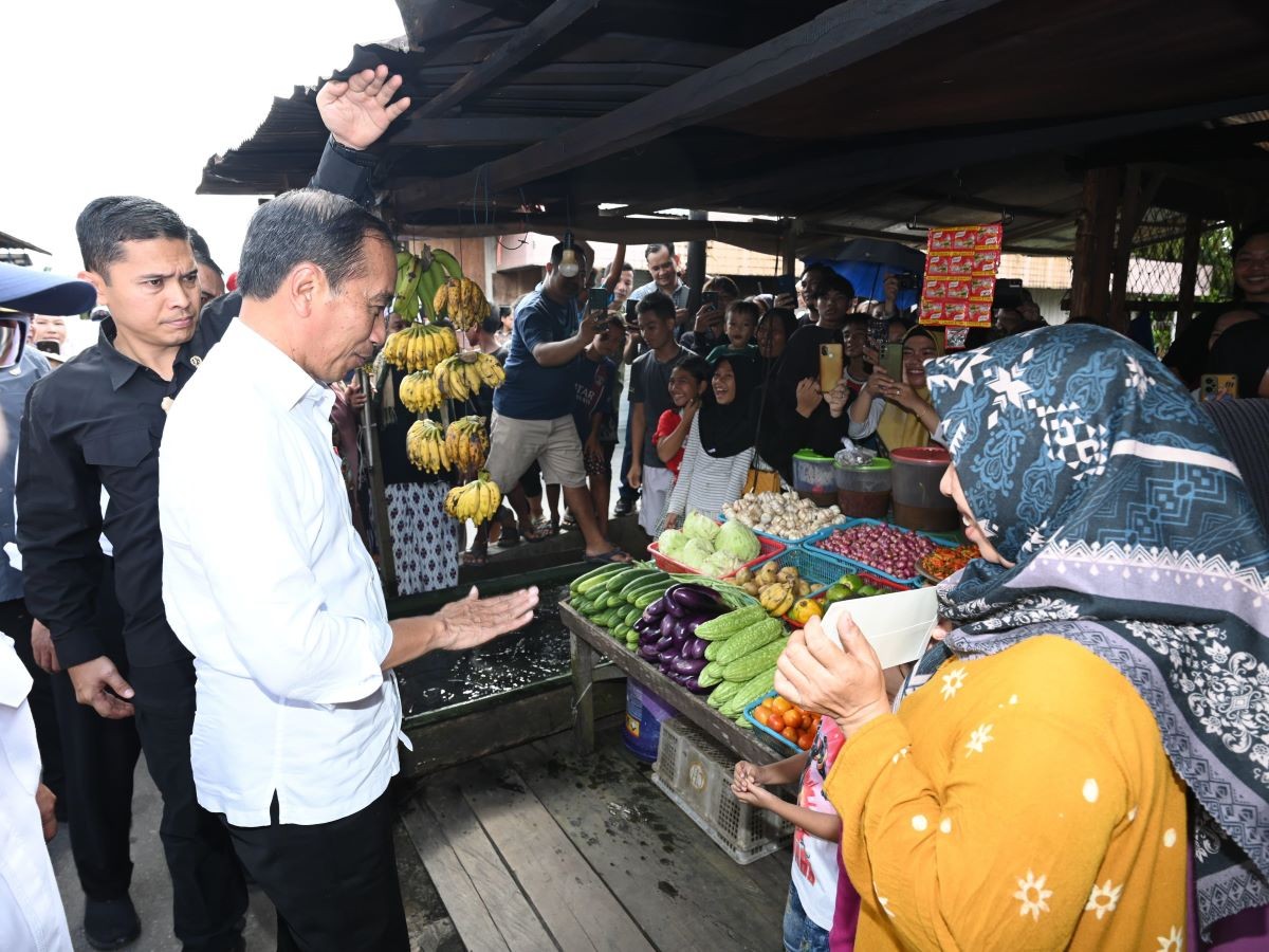 Cek Harga Pangan di Pasar Pata Katingan, Jokowi: Semua Baik. (Foto: Biro Pers Setpres)