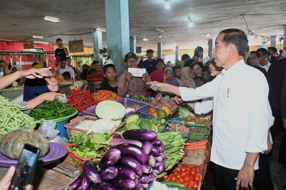 Harga Terkendali, Jokowi Sebut Distribusi Pangan dari Jawa ke Kalimantan Lancar. Foto: MNC Media.