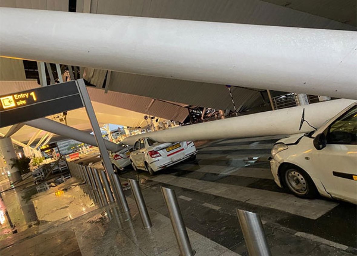 Atap Bandara Delhi India Ambruk, Satu Orang Tewas. (Foto: MNC Media)