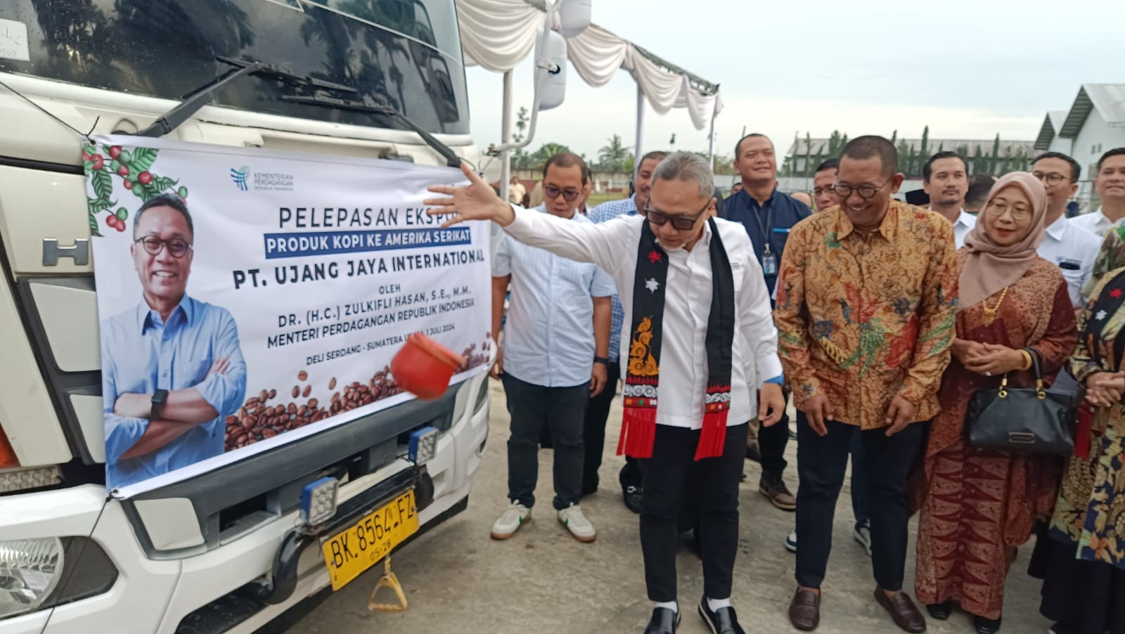 Mendag Lepas Ekspor 10 Kontainer Kopi dari Deliserdang ke AS Bernilai USD1,48 Juta. (Foto: Wahyudi/MNC Media)