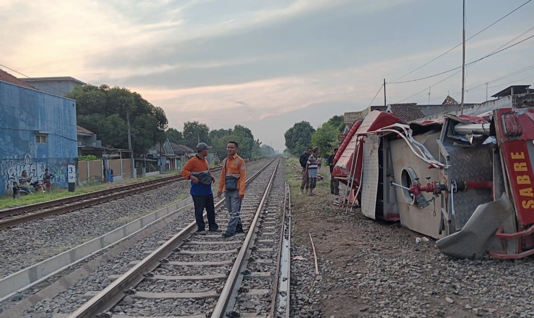 Truk Damkar Tertabrak Kereta Api Limas KA 2526 di Kawasan Haurgeulis, Ini Penjelasan KAI (FOTO:Dok Ist)