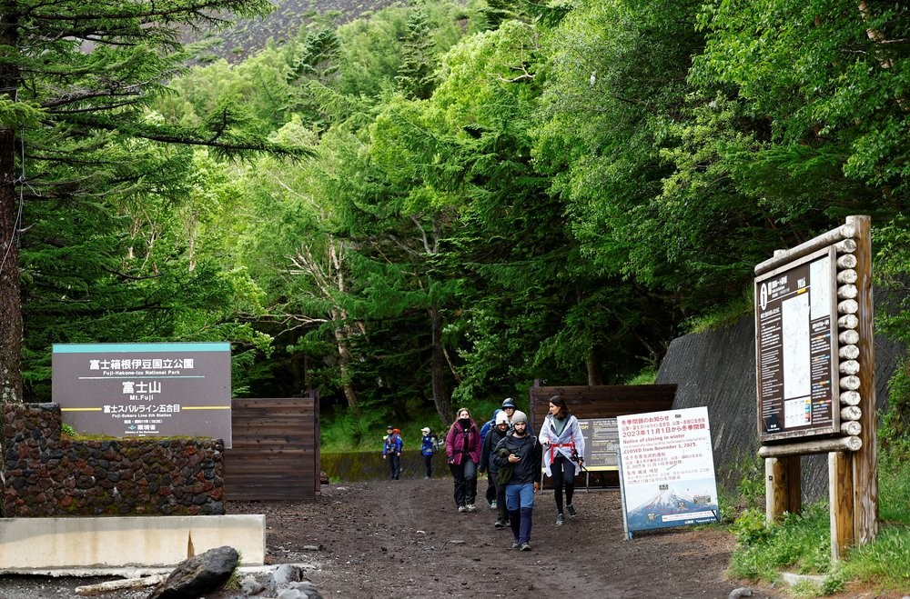 Gunung Fuji Krisis Sampah, Jumlah Pendaki Dibatasi. (Foto: REUTERS/Issei Kato)