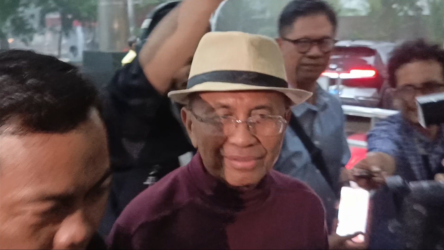 Penampakan Dahlan Iskan Penuhi Panggilan KPK Jadi Saksi Kasus Korupsi LNG. (Foto Nur Khabibi/MPI)