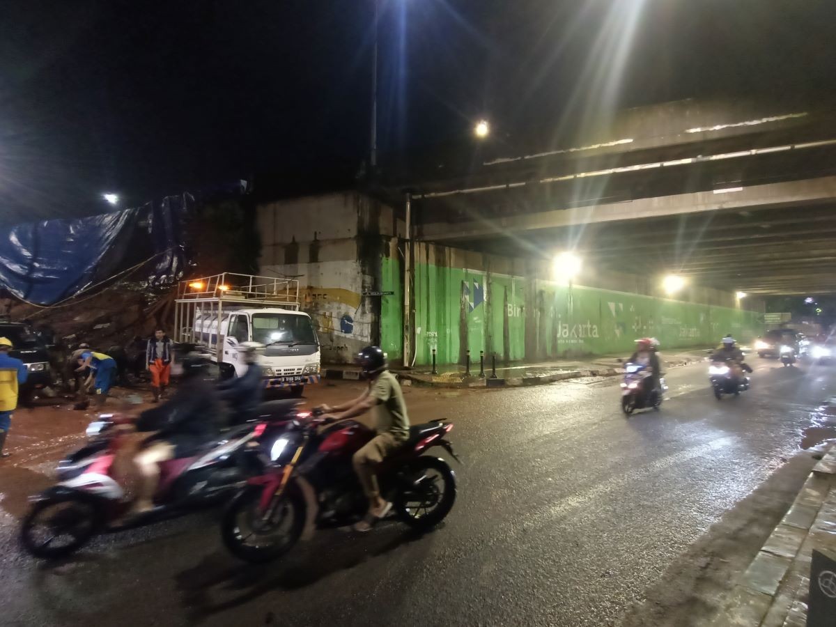 Sempat Macet, Arus Lalin di Sekitar Exit Tol Veteran Bintaro yang Longsor Kembali Normal. (Foto: Felldy/MNC Media)