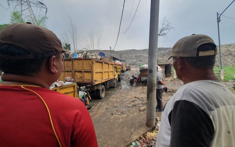 TPA Cipayung, Kota Depok mengalami longsor. Akibatnya, truk sampah mengantre selama tujuh jam untuk bongkar muatan. (Muhammad Refi Sandi/MPI)