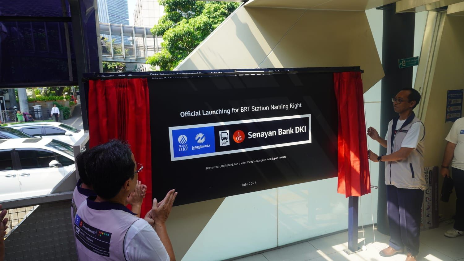 TransJakarta Resmi Ubah Nama Halte GBK Jadi Senayan Bank DKI. (Foto: MNC Media)