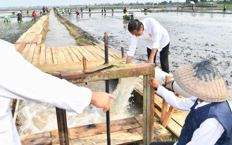 Presiden Jokowi meninjau program pemberian bantuan pompa untuk pengairan sawah dan pertanian atau pompanisasi di Lampung Selatan. (Setkab)
