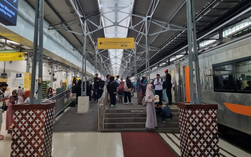 Penumpang yang naik dan turun di stasiun wilayah Daop 6 Yogyakarta. (Ary Wahyu/MPI)