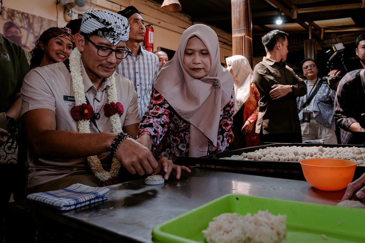 Aksi Sandiaga Bikin Rengginang di Desa Wisata Wanurejo Borobudur. (Foto Istimewa)