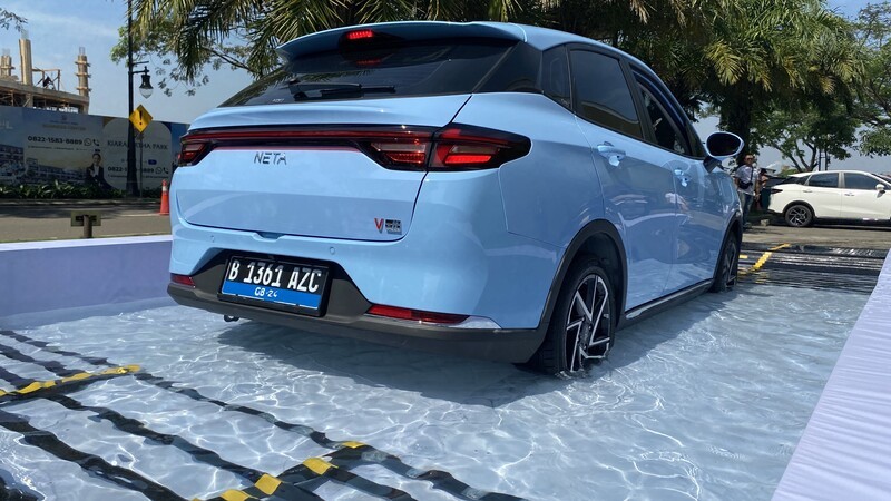 Neta Klaim Baterai Mobil Listrik Neta V-II Aman dari Banjir dan Tahan Api. (Foto: MNC Media)