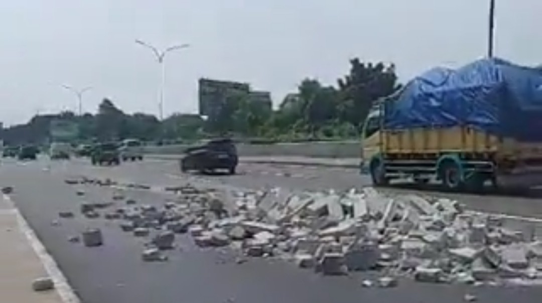 Hati-Hati, Hebel Jatuh Berserakan di Tol Jagorawi Arah Jakarta. (Foto: MNC Media)