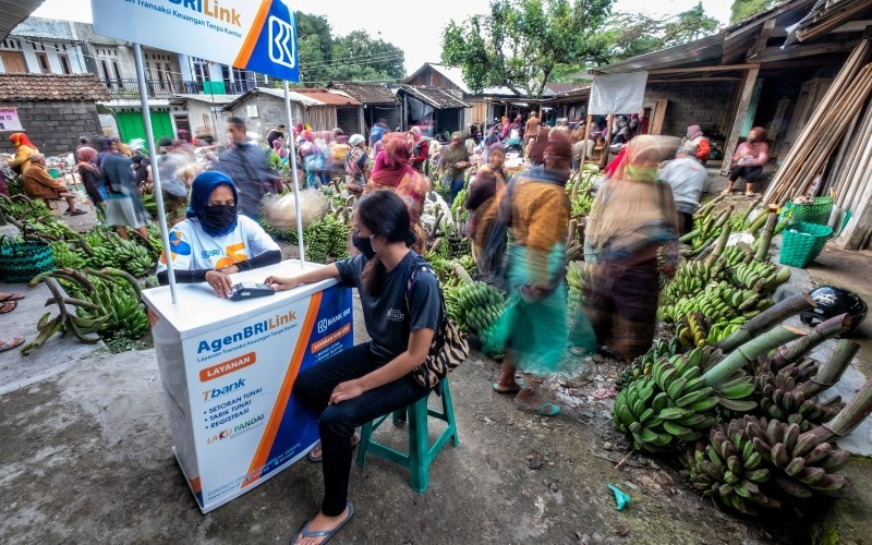 Agen BRILink menggagalkan upaya penipuan tarik tunai yang dilakukan oleh terduga pelaku dengan modus membuat bukti transfer palsu. (Foto: Dok. BRI)