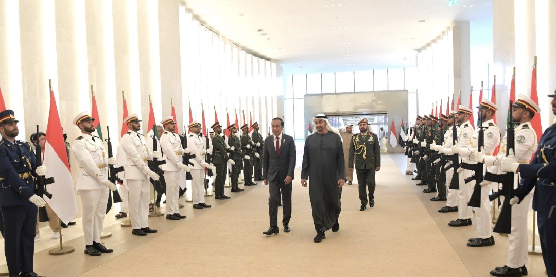 Tiba di Abu Dhabi, Jokowi Disambut Presiden MBZ di Bandara (FOTO:Dok Ist)