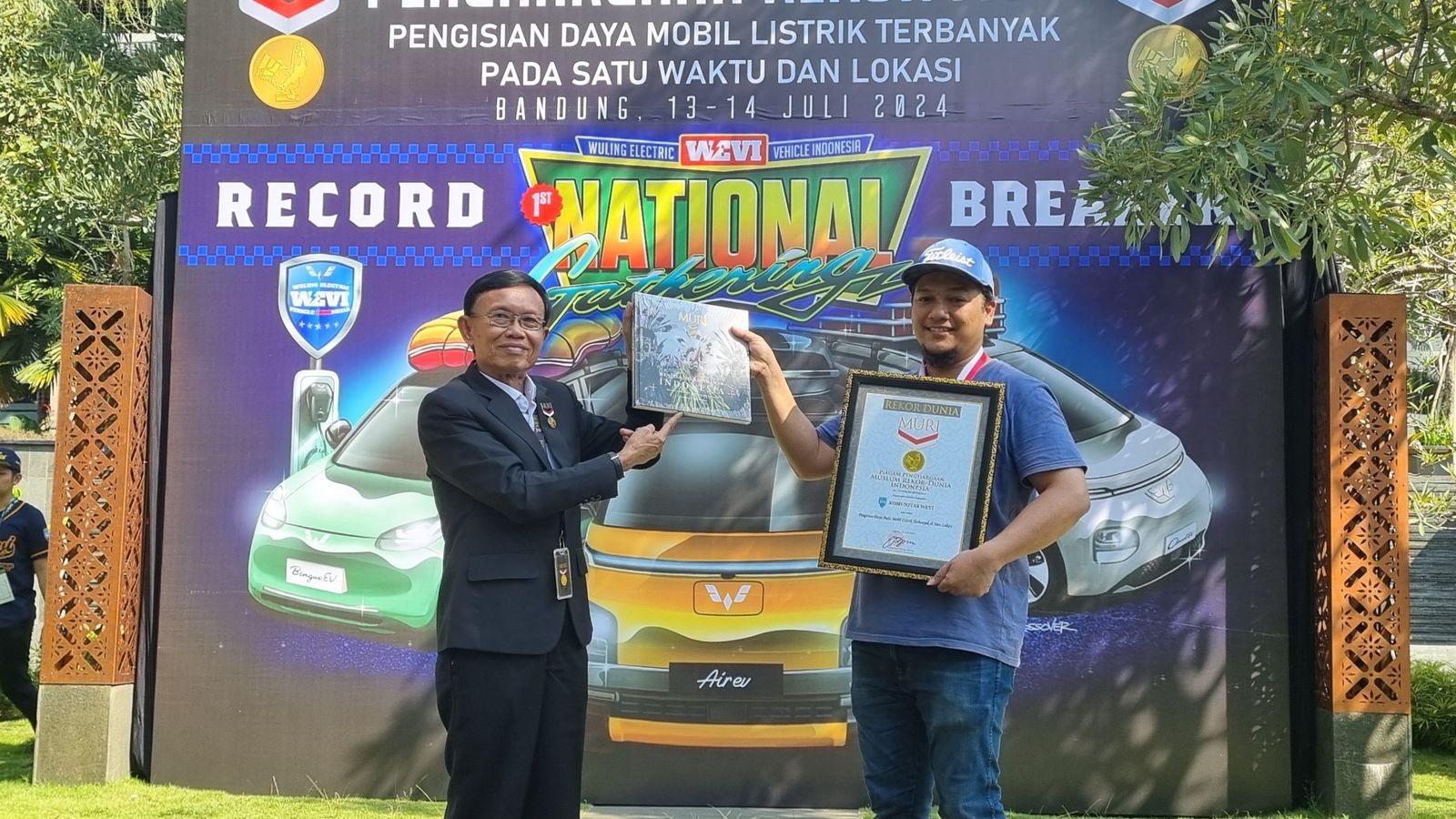 PLN-Komunitas WEVI Catatkan Rekor MURI Charging Mobil Listrik Terbanyak di Satu Lokasi. (Foto: Dok. PLN)