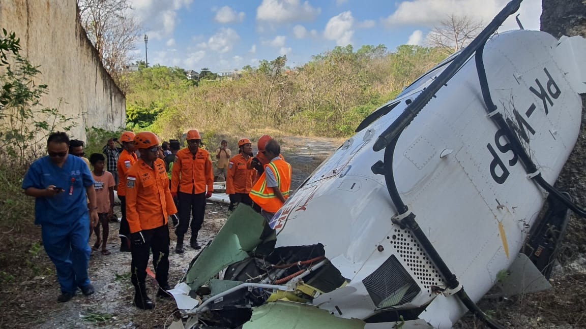 Helikopter Jatuh di Bali Angkut Lima Orang, Tiga Dilarikan ke Rumah Sakit. (Foto: Kansar Bali)