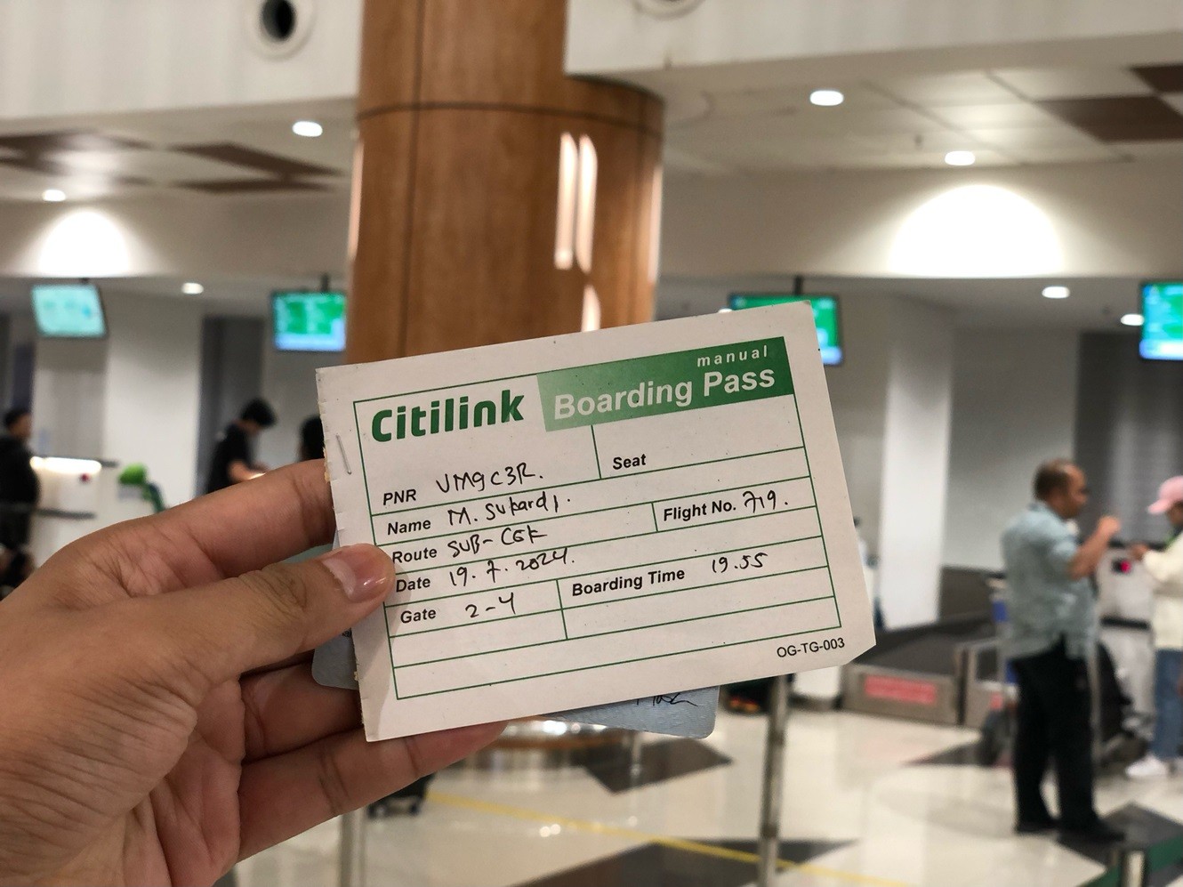 Imbas Microsoft Down, Boarding Pass di Bandara Juanda Ditulis Tangan. (Foto Sukardi/MPI)