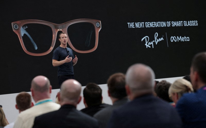 Induk Facebook Tertarik Beli Saham Produsen Kacamata Ray-Ban. (Foto: Reuters)