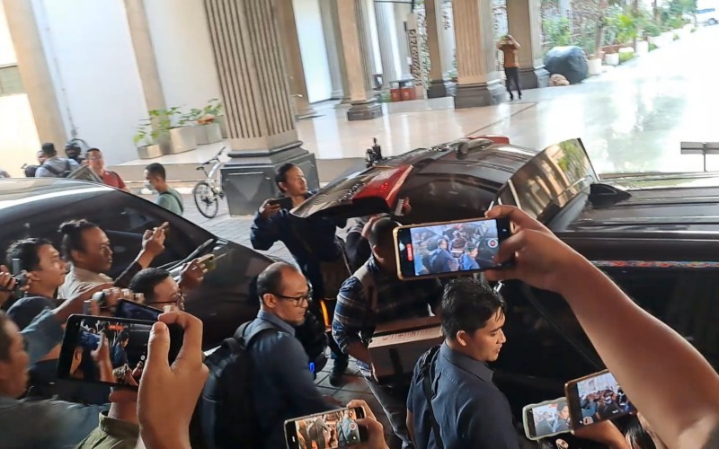 Penyidik KPK merampungkan penggeledahan di Kompleks Gedung Balai Kota Semarang, Jawa Tengah.