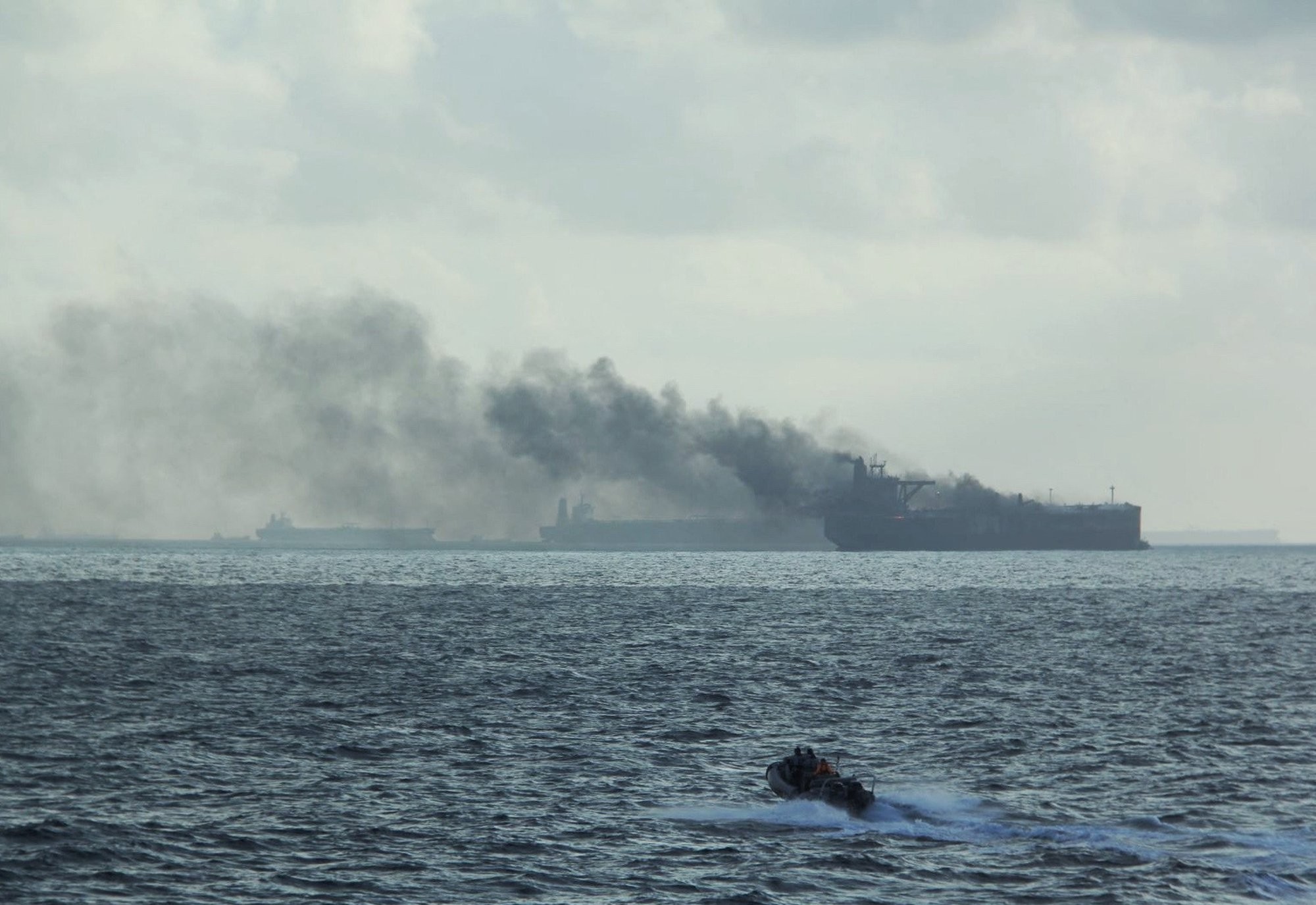 Dua Kapal Tanker Minyak Terbakar dekat Singapura. (Foto: REUTERS)
