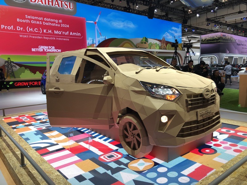 Daihatsu Sigra Kardus Curi Perhatian Pengunjung di GIIAS 2024. (Foto: MNC Media)