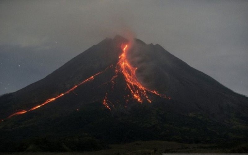 Empat gunung api di Indonesia masih berada di level III atau berstatus siaga.
