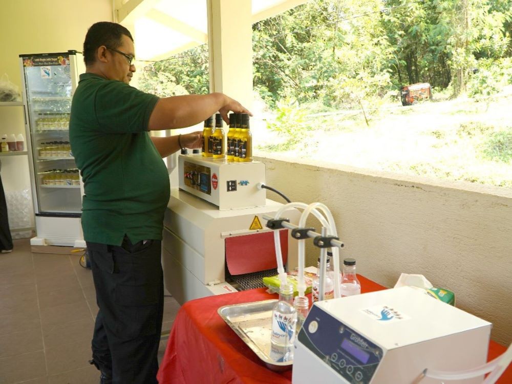 Kembangkan Eduwisata Lebah di Garut, PLN Haleyora Power Salurkan Bantuan Alat Pengolahan Madu. Foto: dok. PLN.